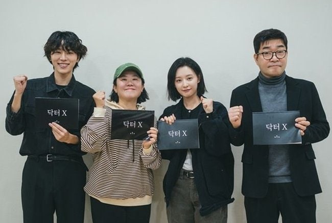 천재 외과의사로 돌아온 김지원, 이번엔 의사 용역이란 독특한 설정으로 통쾌한 복수극 예고