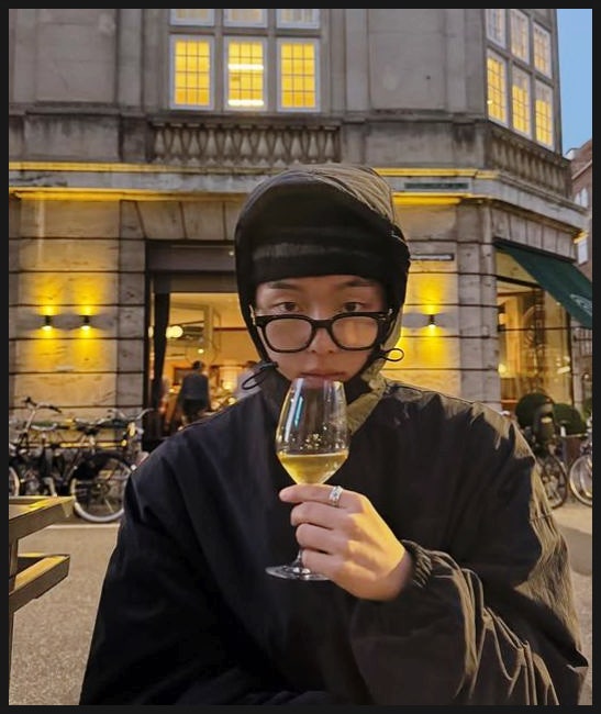 “반성 많이 했다”던 최현욱, 담배꽁초·노출·위험 시구 이어 이번엔 취중 생방송 논란