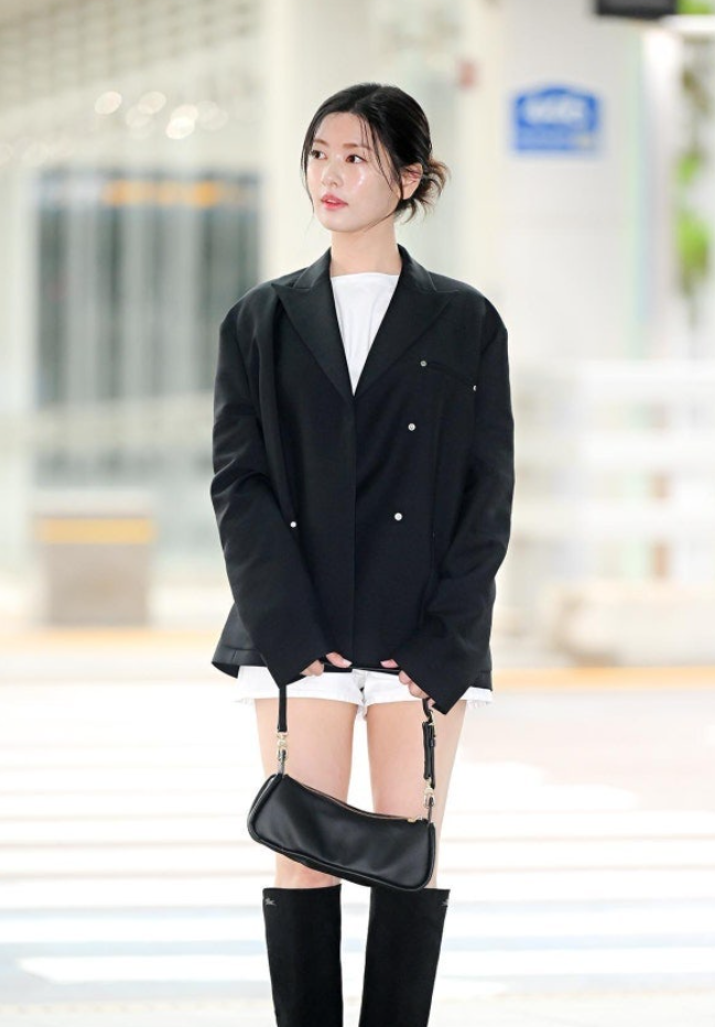 “하의실종인데 더 단정해 보여” 정소민 블랙앤화이트 공항패션