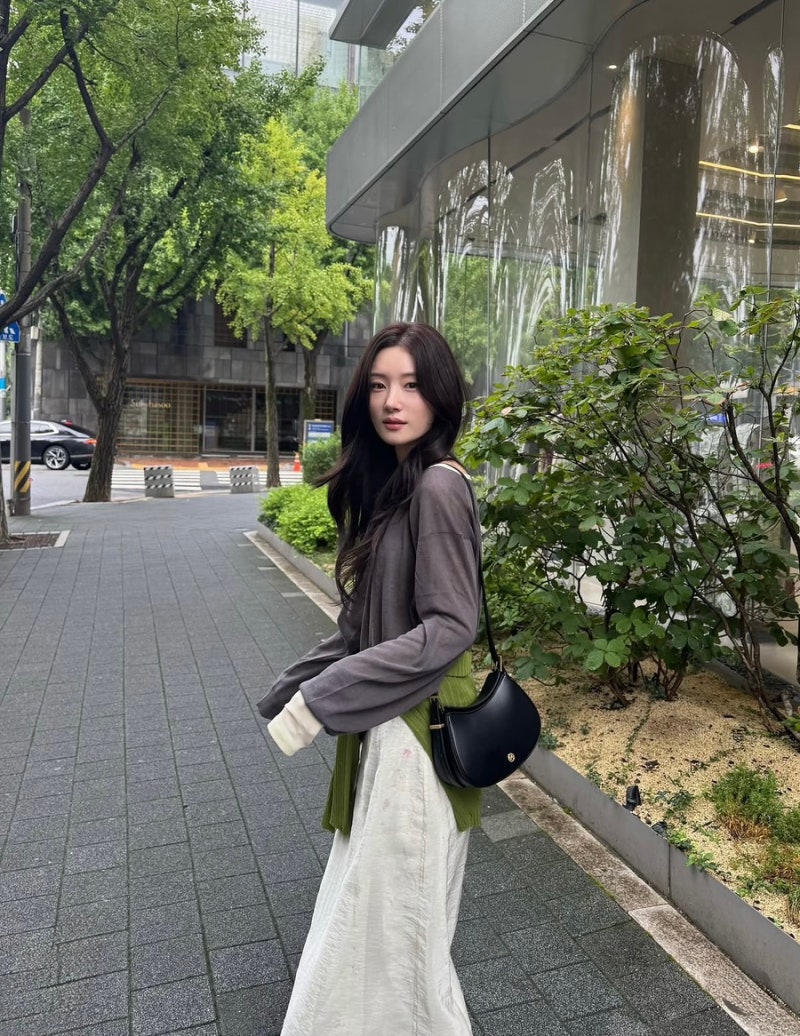 정채연 사복 패션 가방 벨류엣 마리백, 온앤온 니트 착장
