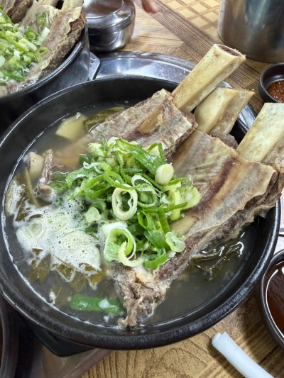 [용봉산맛집] 진하고 깊은 육수와 왕갈비의 환상 조합, 홍성갈비탕 대표 맛집 '엄청난해장국'