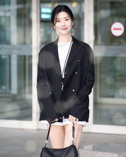 정소민 공항패션, 블랙 앤 화이트 하나로 낸 시크미…숨은 비율 공식은?