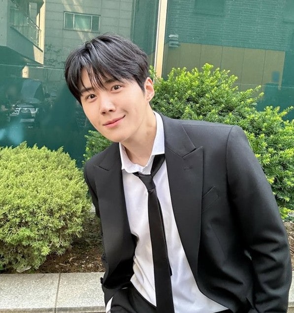 김선호 보정 사진에 팬들 "도대체 누구?" 소속사 SNS 초비상 걸렸다