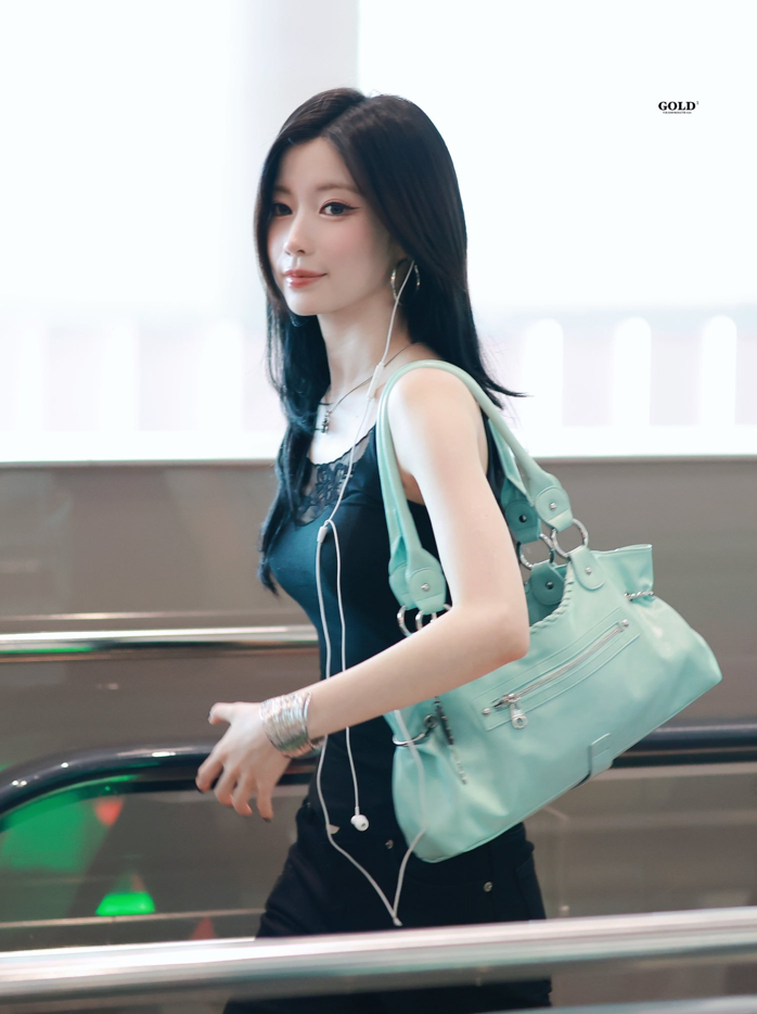 공항 속 베이비몬스터 아사 패션! #세이스튜디오 민트 코어 가방 알아보기