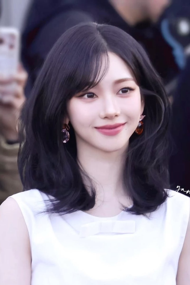 카리나 중단발 레이어드컷, 고급스러운 분위기의 포인트는?
