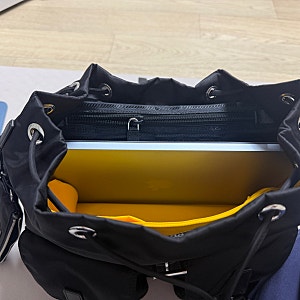 [내돈내산] 프라다 리나일론 백팩 미디움(벨라) 맥북 13인치 수납 & 파스텔 노란색 이너백 착....