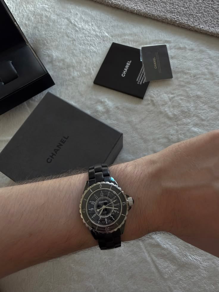 남성 추천 샤넬 J12 블랙 시계 다양한 것 중 하나로