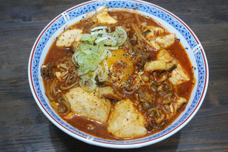 순두부 쫄면 레시피, 짬뽕 국물처럼 칼칼한 고추기름 베이스에 부드러운 순두부와 쫄깃한 쫄....
