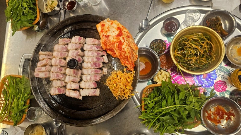 속초 삼겹살 맛집 목구멍 속초점 솥뚜껑 미박삼겹살에 미나리 조합 인정