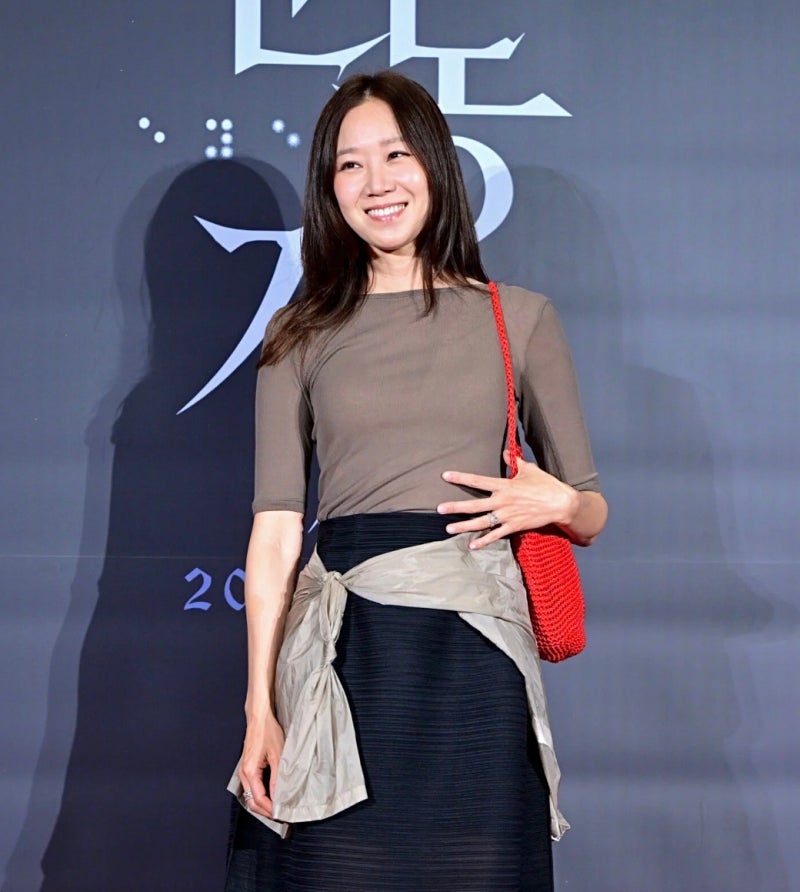 “신민아 시사회에 또 이 가방?” 공효진 찐 애착템 인증한 30만원대 아모멘토 네트백