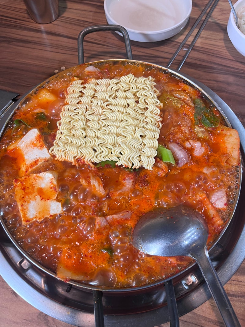 여의도 한강에서 한잔하고 해장은 여기로 '김삼보김치찌개' 가성비 맛집