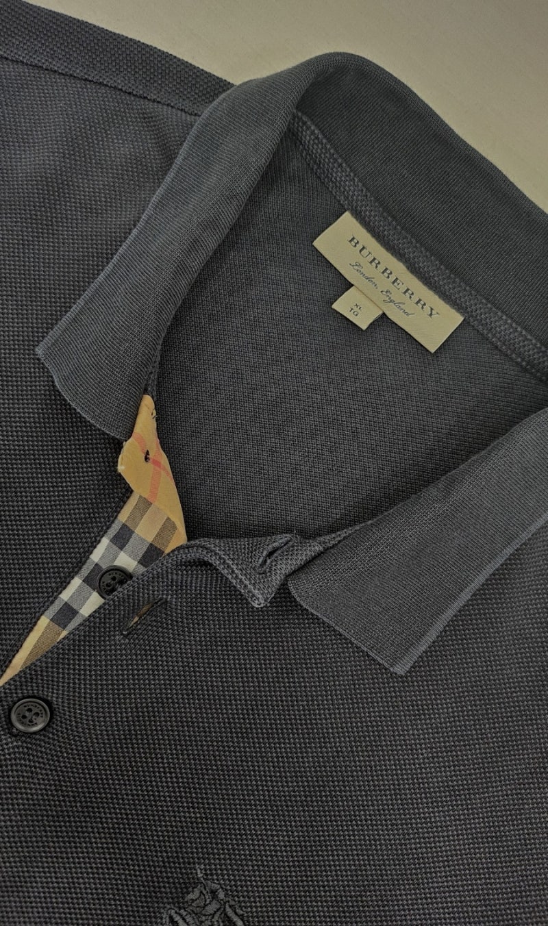 [명품옷수선] BURBERRY 버버리 카라 반팔 티셔츠 트임 살린 총장 3.5cm 줄이기 수선 작업 ~