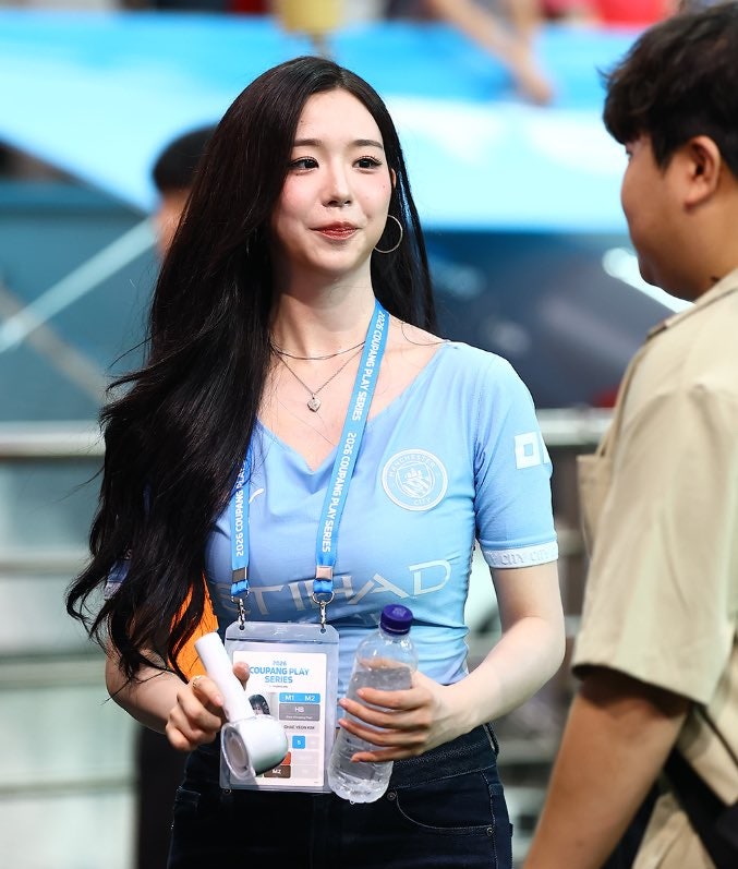"맨시티 여신,  축구팬 심쿵!" 트리플에스 김채연, 상암을 뒤흔든 역대급 맨시티 유니폼 리폼 ....