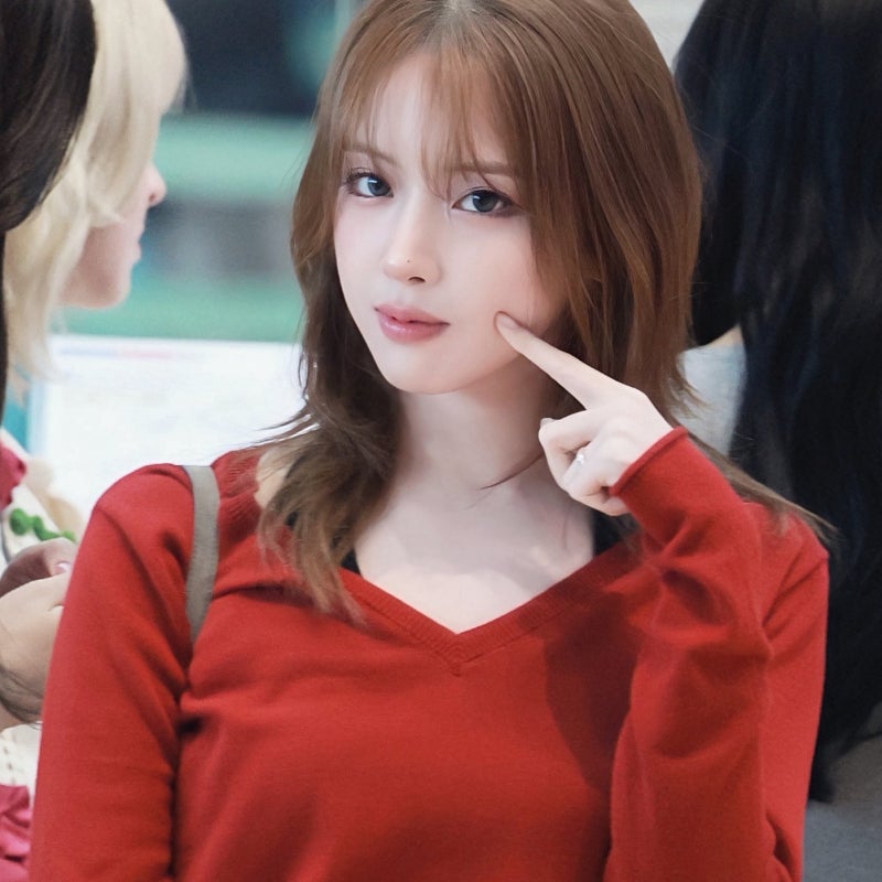 엔믹스 지우 공항패션 옷 어디꺼? 코이세이오 038 레드 브이넥 니트 정보!