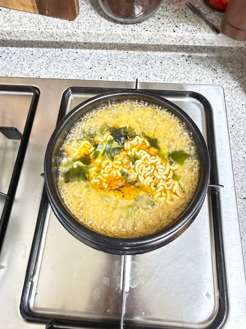 한뚝배기 하실래요 전복 라면 | 다이소 뚝배기로 더 뜨끈하게
