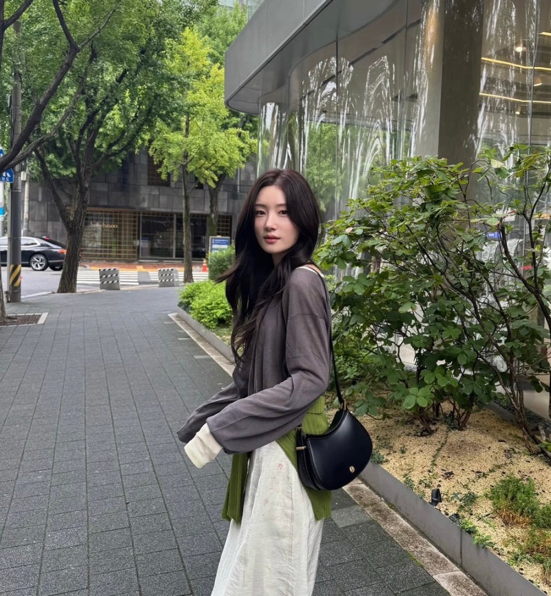 정채연 사복 예쁘다 했더니… 10만원대 가방 어디꺼?