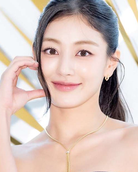 트와이스 지효 귀걸이 패션｜더 후 브랜드 행사에서 착용한 아니아하이에 골드 후프 귀걸이