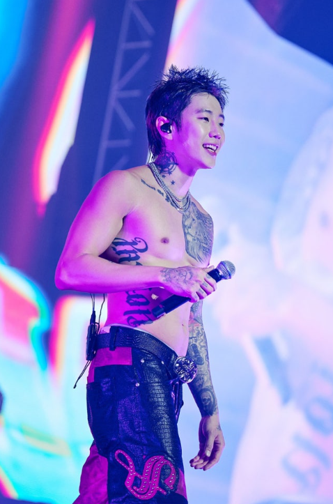 “이 라인업 실화?” 박재범 콘서트에 AOMG·하이어뮤직 총출동…잠실 뒤집혔다
