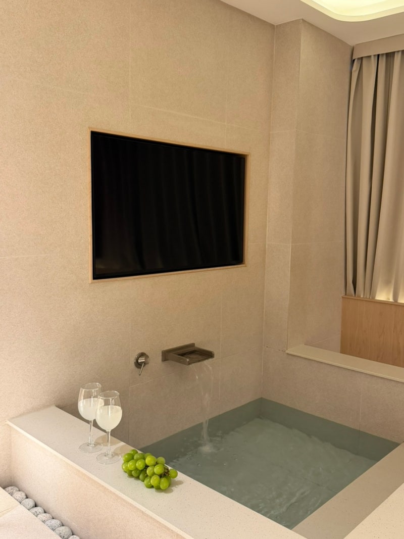 Seoul Staycation Recommendation: Jacuzzi New Hotel UH Continental Seoul Center Branch Accommodation Review