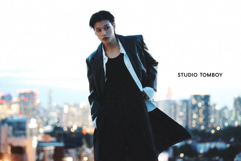 스튜디오 톰보이(STUDIO TOMBOY) 26FW 캠페인 속 에이티즈(ATEEZ) 우영 패션 레더 롱코트가 이렇게 ....