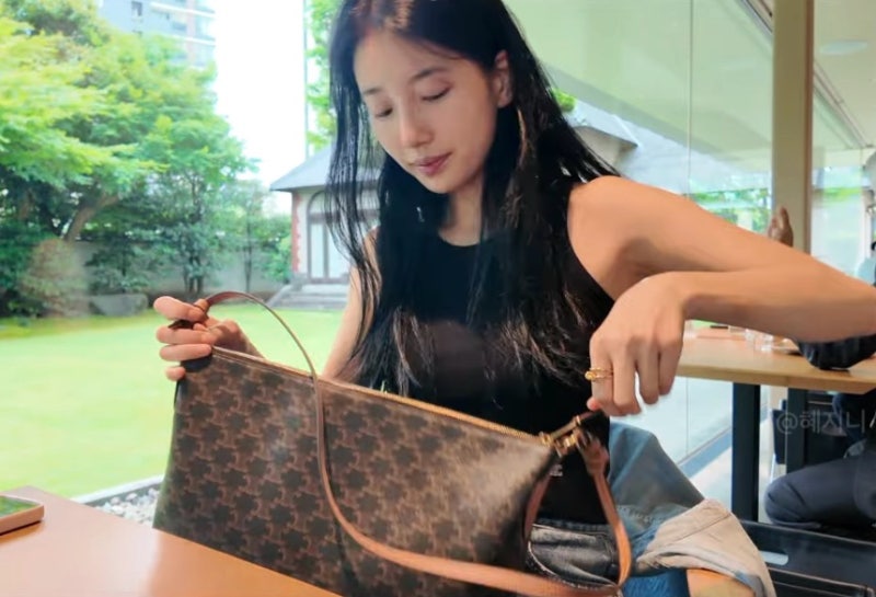 수지가 도쿄여행에서 쭉 착용한 셀린느 가방…