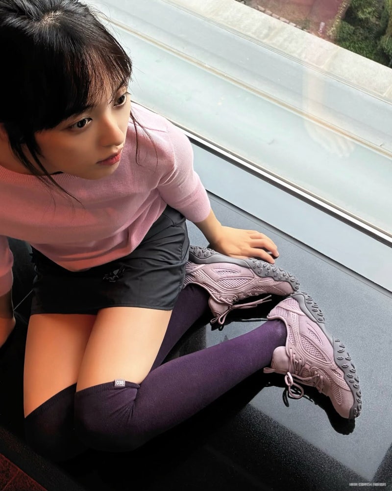 퍼플코어 트렌드 제대로 탔다! 휠라 에샤페 뉴컬러 가을 운동화 코디