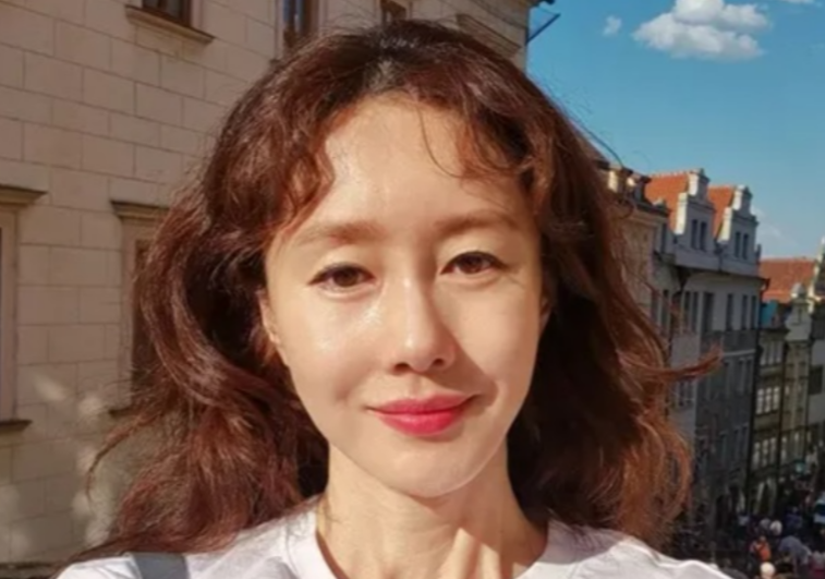 김지수 프라하 여행사 대표 변신 근황... 현지 마트 삼겹살 직접 구워 먹으며 전한 여행 꿀팁