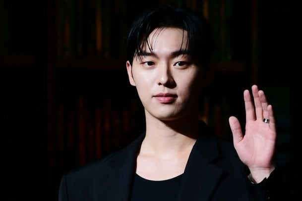 데뷔 8년차에 터진 '혼술 라방'…최현욱의 3연속 사고가 말해주는 것