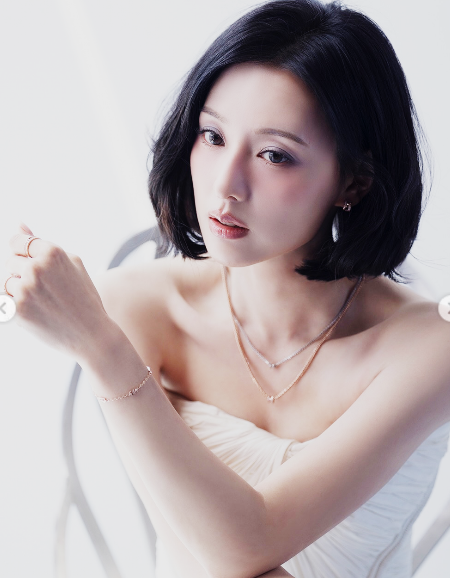 김지원 단발부터 긴머리까지, 나이 들수록 더 아름다워지는 여자 배우
