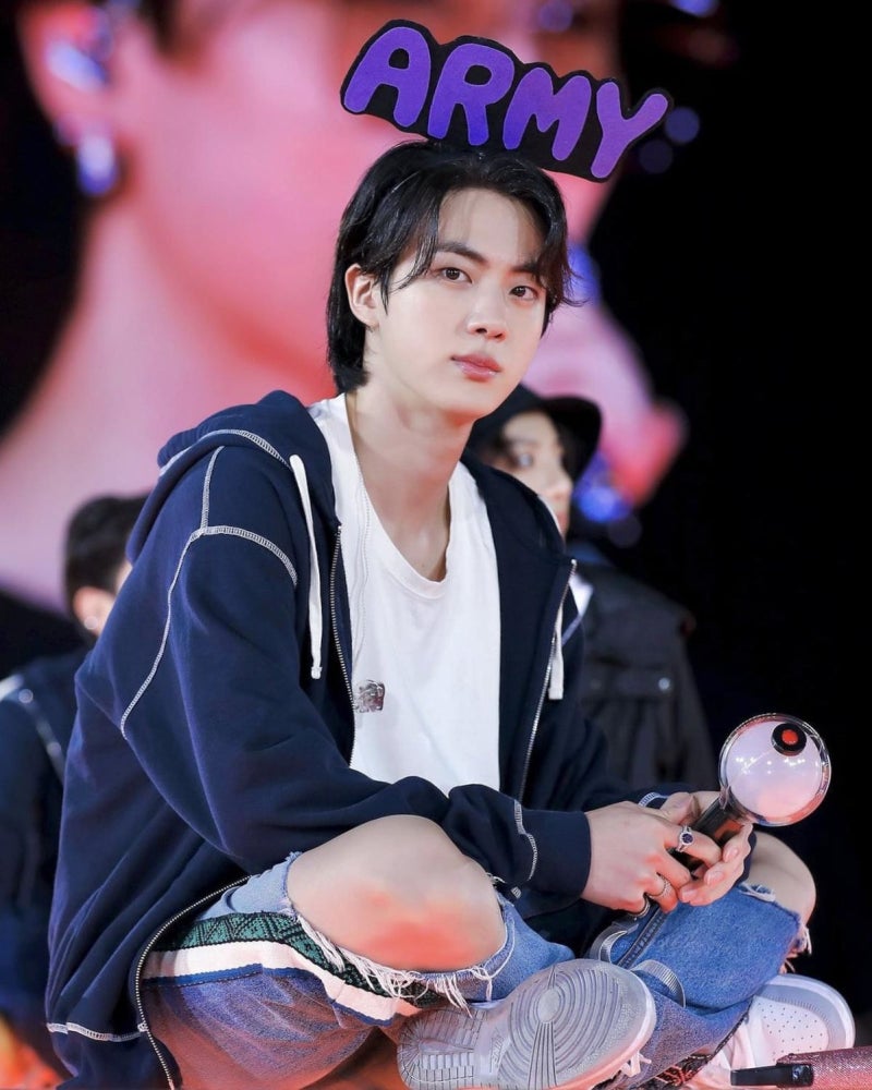 진 (BTS) 사주풀이 — 가슴에 꺼지지 않는 불씨를 품은 푸른 호랑이 (갑인·甲寅) + 궁합