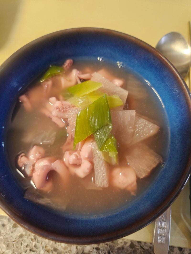 [초간단요리]아이도 잘 먹는 맑고 시원한 오징어무국