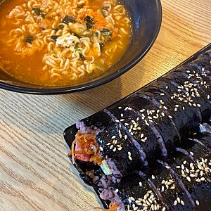 [압구정 맛집] 임영웅도 다녀간 연예인 단골 김밥집! '모퉁이흑미김밥' 땡초참치 원픽