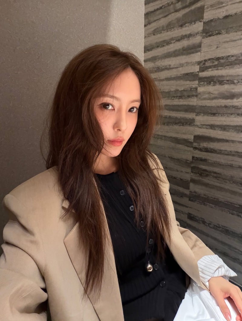 티아라 효민 오버핏 자켓 셋업으로 완성한 여자 가을코디 브랜드는?