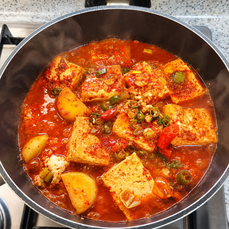 이 조합 맛없을 수 있나요? 감자 넣은 고추장 매운두부조림 레시피