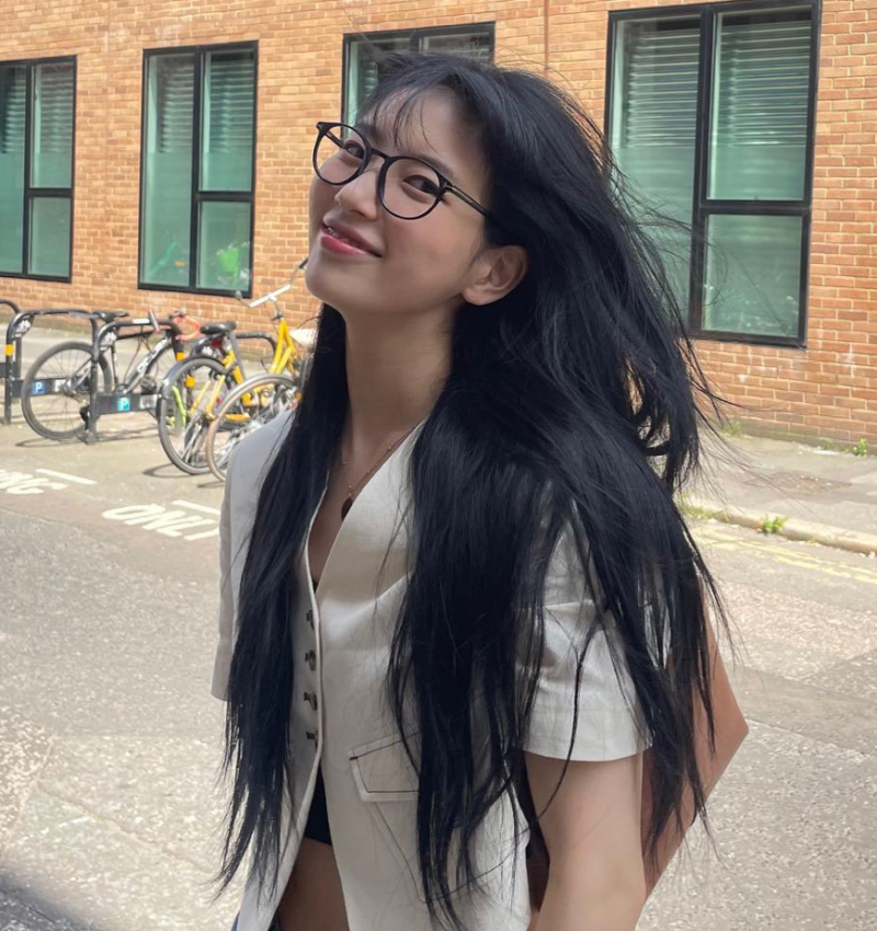 수지가 사석에서만 꺼내드는 200만원대 셀린느 가방