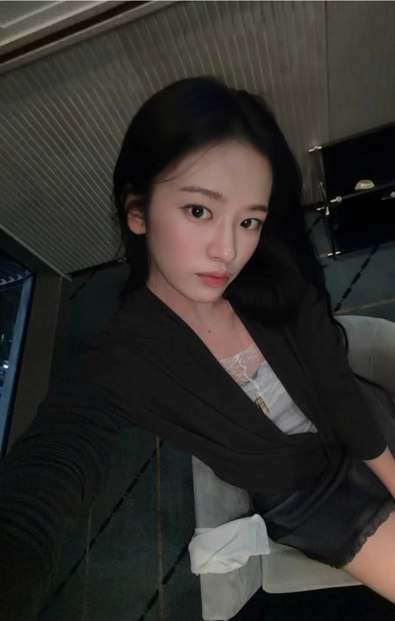 안유진 생일 사진 속 9월 1일의 기록, 무대 밖에서는 이런 표정을 짓고 있었습니다