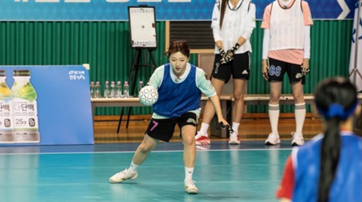 <b>골 때리는 그녀들</b> 축구화 벗고 핸드볼 코트로?우생순 감독까지 출격....