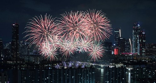 여의도 불꽃축제 명당 30만원·호텔 600만원...100만 인파가 만든 가격 전쟁