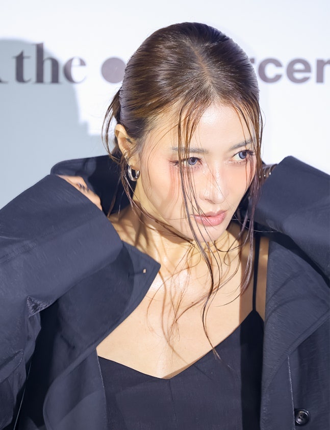 “원조 쎈언니 답다” 가수 황보, 서울패션위크서 보여준 롱코트 롱스커트 여자 가을 코디......