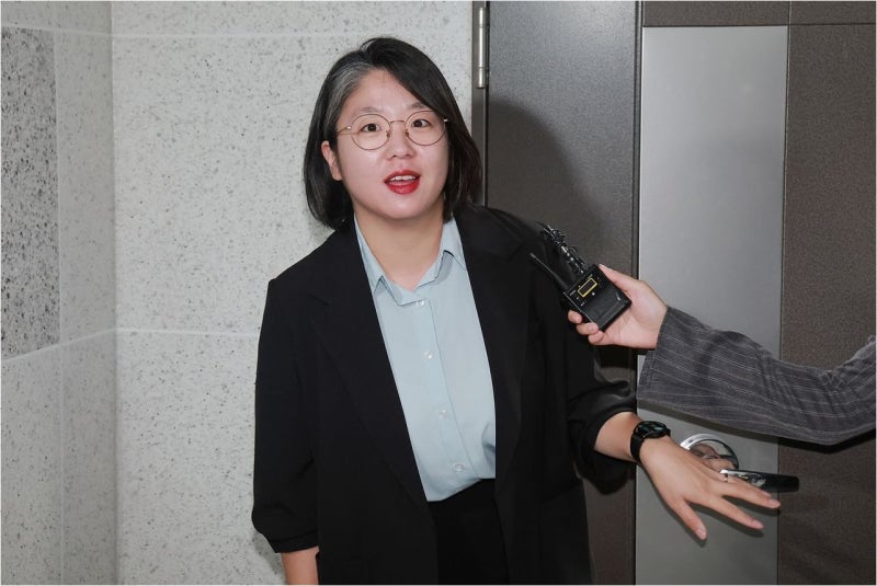 의원직 사퇴 거부한 용혜인, '원외 정당' 위기 속 '귀족 행세' 논란