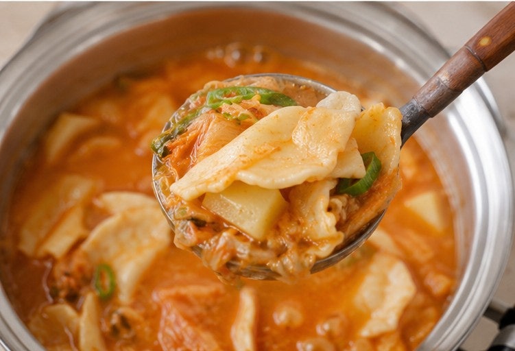 비 오는 날 더 맛있는 김치수제비 레시피