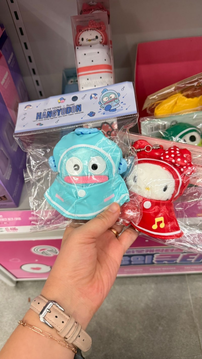 올리브영 한교동 키링 우비가 벗겨진다고? 데려오길 잘했다ㅋㅋ