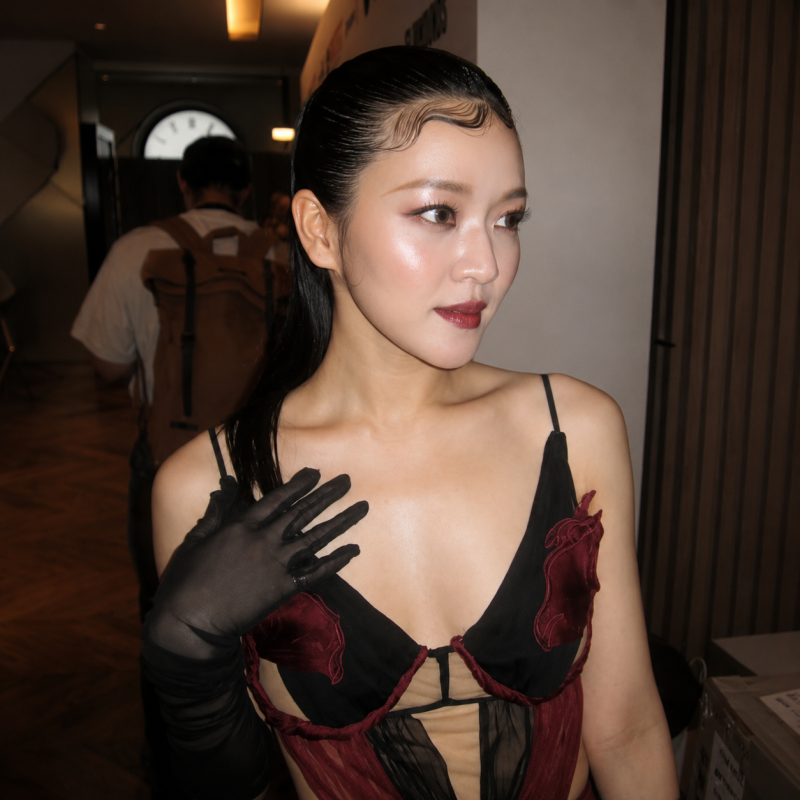 "고아성 맞아?" 런던서 확 달라진 분위기, 시선 쏠린 버건디룩