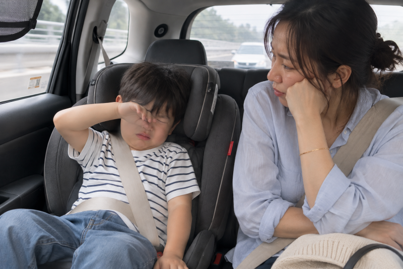 추석 장거리 이동 전 체크! 카시트 위 아이의 '공중에 뜬 다리'