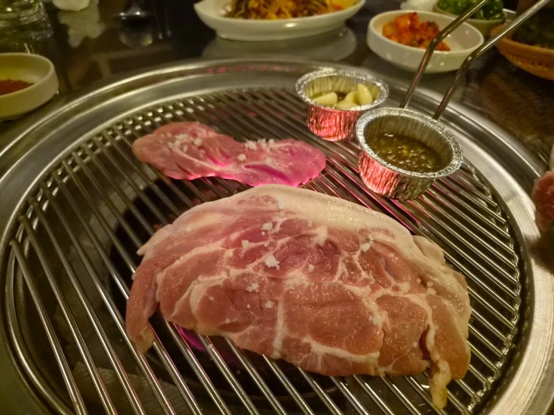 영등포 고깃집 "영일목덜미살연탄구이", 연탄불에 구워 먹는 돼지고기 맛집 후기