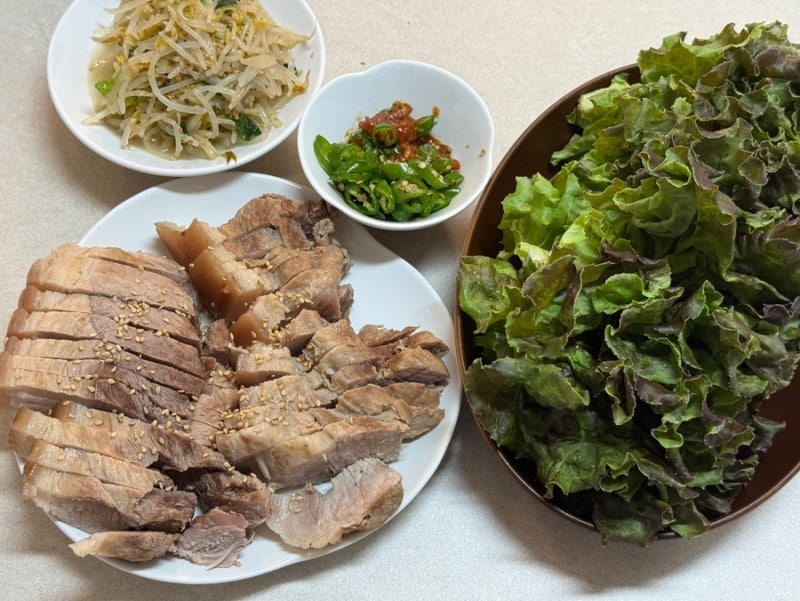 앞다리살 수육 맛있게 삶는 법! 잡내 없이 촉촉하고 부드럽게 만드는 황금레시피