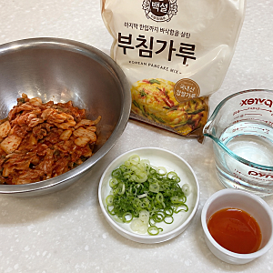바삭한 김치전 레시피｜비 오는 날 생각나는 김치전 만드는 법