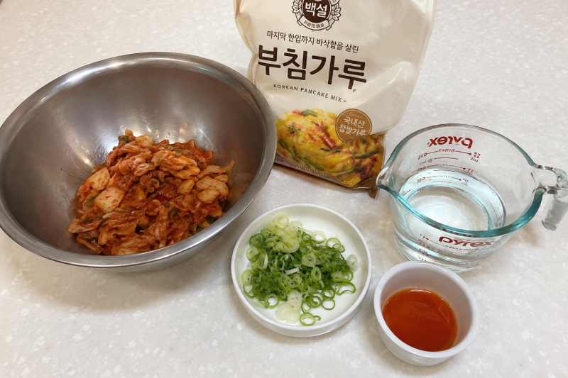 바삭한 김치전 레시피｜비 오는 날 생각나는 김치전 만드는 법