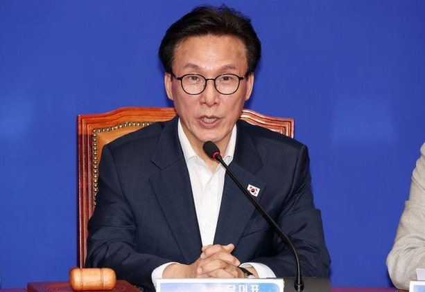 5분 먼저 켜는 민주당TV, 김어준 견제인가 배신인가…지지층이 갈라섰다