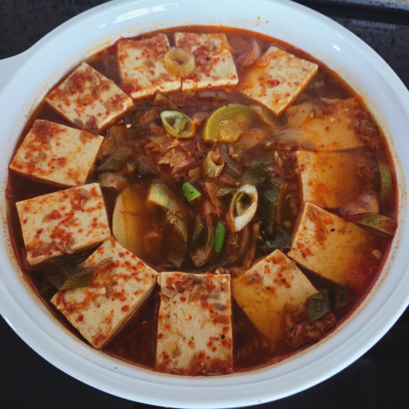 두부찌개 맛있게 끓이는법 두부 한 모로 완성하는 얼큰하고 칼칼한 집밥